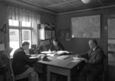 På kontoret hos AB Frans Elinder år 1943.