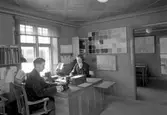 På kontoret hos AB Frans Elinder år 1943.