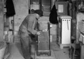 Tillverkning av kamin hos AB Frans Elinder på  Herrhagen på en bild från 1943. Ytterligare info finns i kommentarsfältet.
