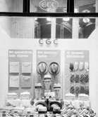 CGC-skyltning i maj 1934. När bilden togs låg butiken på Kungsgatan 20 och 1951 gick flytten till Drottninggatan.