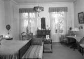 Interiör från Karl Adolf Falks våning i Bergqvisthuset vid torget i mitten på 1940-talet.