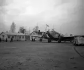En Junkers Ju 52 för inrikes trafik vid Karlstads gamla flygplats år 1945.