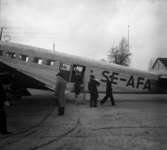En Junkers Ju 52 för inrikes trafik vid Karlstads gamla flygplats år 1945.