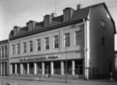 AB Nils Janssons färg med lager och butik på Järnvägsgatan 4 i kvarteret Duvan. Bilden tagen 1945.