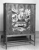 Möbler och övriga inredningsartiklar från olika stilar och epoker.