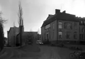 Bildsvit från länslasarettet med omgivningar tagen mellan 1905 och 1961. Lasarettets huvudentré år 1948.