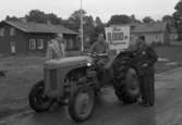 Arrendatorn på Dömle stiftsgård köper ny traktor år 1951.