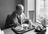 Gäst med en rejäl frukost på Mjölkbaren med adress Tingvallagatan 5 där priserna ska multipliceras med 30 till dagens (2013) prisnivå. Stället flyttade sedan till nuvarande restaurang Fredens lokal. Bilden togs 1935.