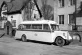 Buss från Ekströms Bilaffär uppställd på Museigatan 1936.