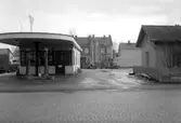 Nafta bensinmack längs Nygatan år 1938 som senare samma år skyltades om då Gulf tog över verksamheten.