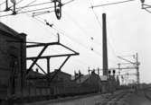 Järnvägsbanken in mot sta´n med KMV  till vänster på en bild från 1944. KMV hade en egen ångcentral för elproduktion.
