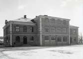 Tjäderskolans västra fasad år 1944. Skolan invigdes den 8 november 1892.