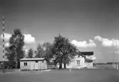Landeriet Sjövik, ombyggt till lokaler åt luftfartsverket, vid Karlstads gamla flygplats år 1945.