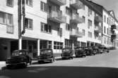 Sortiment av Volvobilar utanför Motoraktiebolagets lokaler på Herrgårdsgatan 10-12. Bilden tagen 1947.