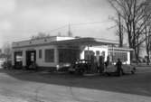 Texaco bensinstation på nuvarande bibliotekshustomten i hörnet Västra Torggatan–Norra Strandgatan. Bilden tagen 1947.