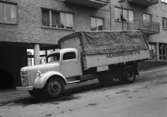 Täckt lastbil utanför  Motoraktiebolagets lokaler på Herrgårdsgatan 10-12. Bilden tagen 1949.