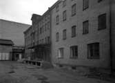 Aseas lager på gården till fastigheten Östra Torggatan 8.  Tidigare använde Manne Tössbergs kolonialvarufirma lokalerna.