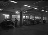 Verkstadsinteriör från Motorkompaniet som låg vid Nobelrondellen, på den plats där det nu finns en snabbmatsrestaurang. Bilden från mitten av 1950-talet.