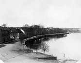 Älvgatan västerut på en bild från slutet av 1880-talet. I fjärran till höger skymtar Strands herrgård och gården Lugnet.