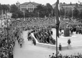 Kungabesök år 1955 vid Fredsmonumentets avtäckning. Verket är skapat av bildhuggaren Ivar Johnson.