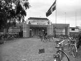 Jules tivoli besöker Karlstad 1942 där dom ställer upp sina attraktioner ungefär där badhusets parkering nu ligger.