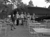 Filmjournalen arrangerar en amatörtävling i Mariebergsskogen med Ulla Billquist som prisutdelare år 1943.