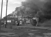Karlstads ridhus går upp i lågor 1943. Vid brandtillfället användes byggnaden som garage för Ekströms bilaffär. Huset låg alldeles väster om Karolinen.