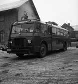 Buss från åkeriet Haglund & Larsson. Bolaget bedrev en omfattande landsbygdstrafik i Värmland mellan tätorterna. Bilden togs 1943 vid Geijers verkstad på glasbruksområdet uppe på Herrhagen.