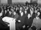 Metallarbetare på KMV går ut i strejk i februari 1945. Strejken ingick i den stora metallkonflikten som pågick till juni detta år.