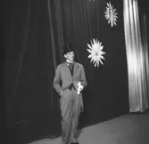 Karlstads revykung under flera decennier: Alvar Anil i sin nyårsrevy år 1947.