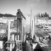 Bildserie tagen 1947 som visar mark- och grundarbeten inför starten av byggandet av etapp 2 av kooperativa förbundets Svenska Rayon-anläggning i Vålberg. Grumsföretaget Byggnads AB Nordolf antogs som entreprenör för arbetet.