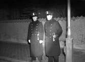 Polisens nattpatrull. Bilderna tagna 1938 på uppdrag av Värmlands Folkblad. Skadat original.