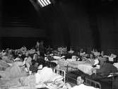 Regementet inrättar en sjuksal i tennishallen i Klara 1940.