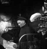 Bror och Karl Andersson i sin hemsnickrade stuga som var tillverkad av lådor från J P Nyströms orgelfabrik och låg på Kaplansholmen i östra älvgrenens delta. De gick även under namnen 