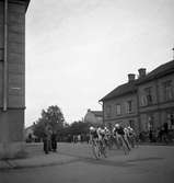 Cykelloppet Herrhagen runt 1941. Täten svänger höger i hörnet Vasagatan-Herrhagsgatan.