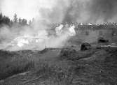 Bild från en av de s k Hjärpe-bränderna. Damastvävaren Widlunds ekonomibyggnader på Trangärdtorps gård brinner upp i ett pyromandåd i juli 1941.  Ytterligare information finns på Värmländska brandhistoriska klubbens hemsida.