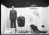 Svenssons klädeshandel skyltar så här 1942.