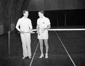 En av Karlstads mesta tennislirare genom tiderna, Bengt Wallerstedt, möter stockholmaren Eliasson från SALK år 1942.