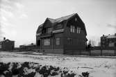 Nybyggd villa på John Ericssonsgatan 25. Bilden togs runt 1910. Huset till höger ligger på Långgatan.