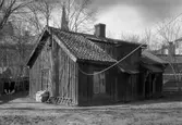 En rest av det gamla Karlstad, troligen t o m sedan före branden 1865, inne på gården på Västra Kanalgatan 5 A. Huset revs 1939.