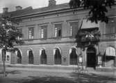 Apoteket Örnen och Anna Ollsons ateljé med adress Kungsgatan 16 på en bild från ca 1920.