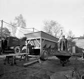 Byggmästare K G Johansson uppför en bostadsfastighet i kvarteret Orren i Viken.  Bilden tagen 28/10 1958.