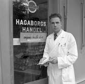 Hagaborg handels föreståndare utanför sin butik i september 1954.