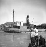 Tingvalla bryter isen i Inre hamn inför årets fraktsäsong våren 1949.