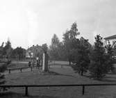 Bild tagen på Tormestad i Karlstad vid platsen för minnesmärket där avlidna lantvärnsmän begravdes 1808. Fotot togs 1949.