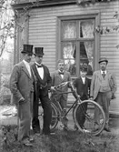 J P Nyström, längst till höger, med bekanta på orgelfabrikens tomt i hörnet av Norra Strandgatan–Västra Kanalgatan. Kortet taget i slutet av 1890-talet.