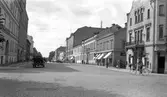 Drottninggatan västerut från korsningen med Östra Torggatan i mitten på 1930-talet.