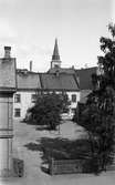 Fotot är taget i början av 1920-talet i nordlig riktning från Dan Gunners första ateljé i hörnhuset Drottninggatan 5. Gaveln till vänster tillhör den s k Torpmansgården.
