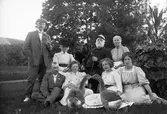 Sällskap ute i trädgården tillhörande Vidöns herrgård år 1906. Gåva från Gerda Forsgren, Karlstad