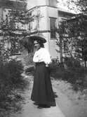 Gerda Forsgren på gårdssidan av dåvarande fastigheten Herrgårdsgatan 5 år 1905.